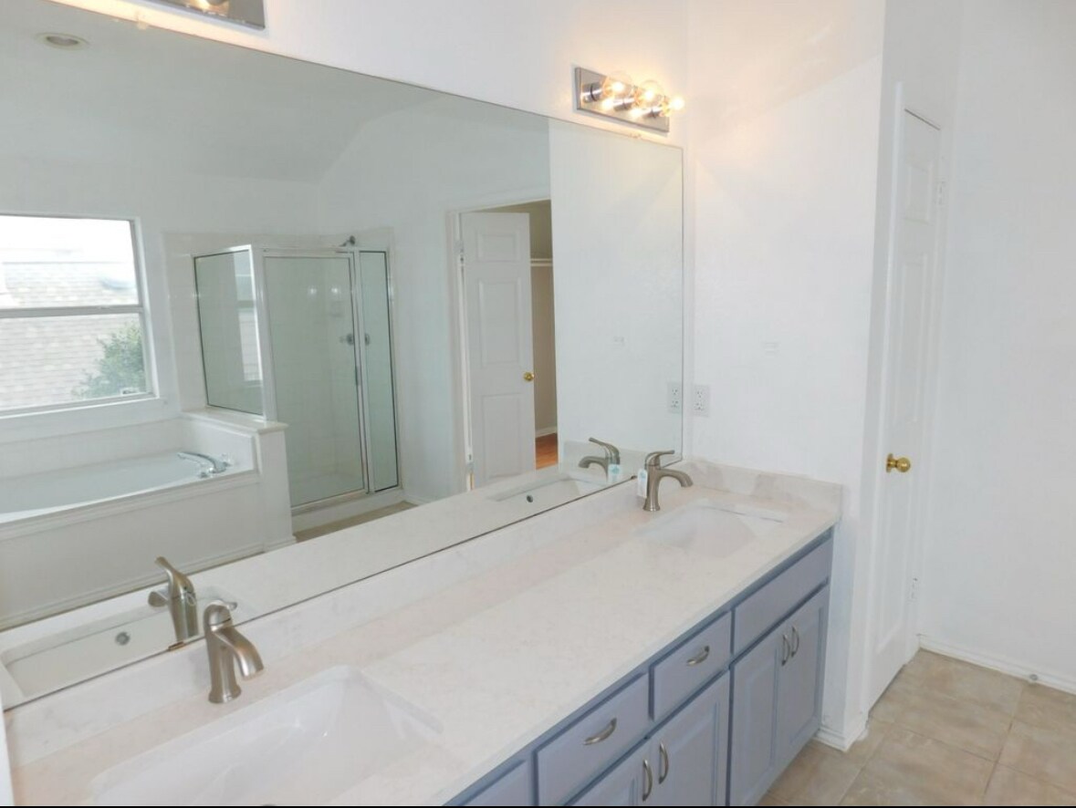 Building Photo - 703 Thrush Dr