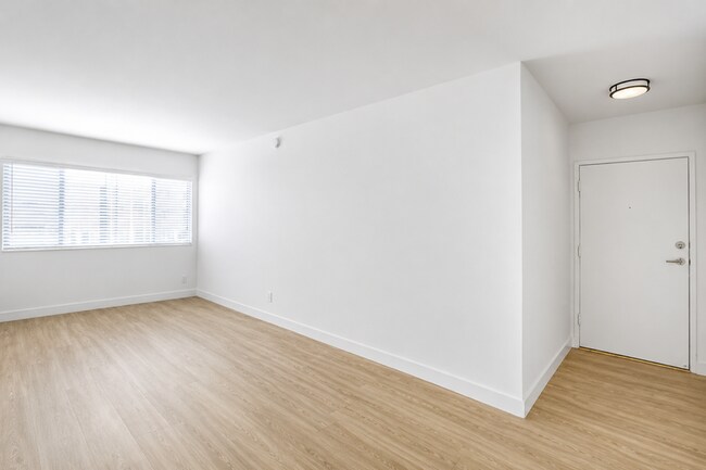 Building Photo - 5919 Reseda Blvd