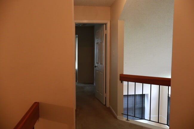 Building Photo - 14 Redwood Ln