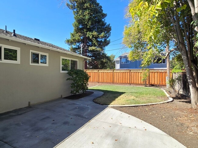 Building Photo - Renovated Home with New Kitchen, Stainless...