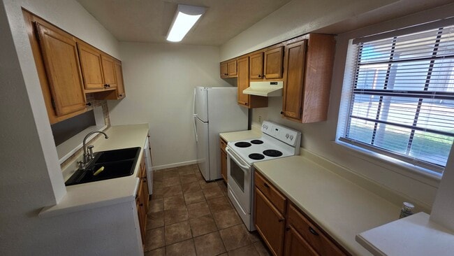 Building Photo - Comfortable 3 bedroom, 2 bath townhome AVA...