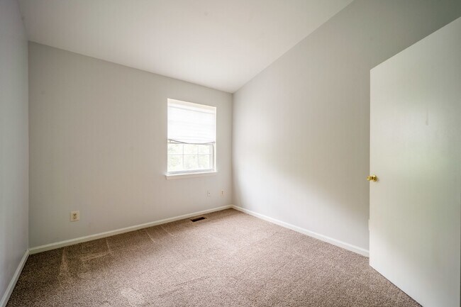 Building Photo - Three-level end unit townhome!