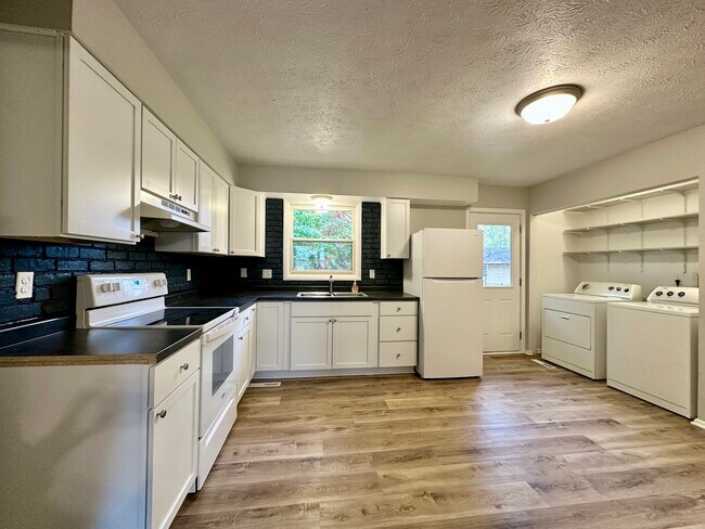 Building Photo - 120 Cavalry Ct