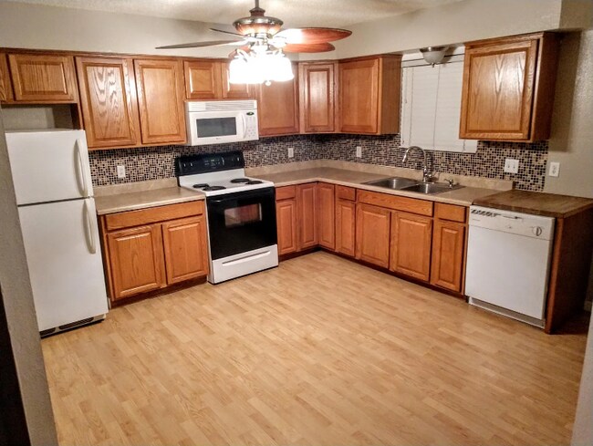 Building Photo - 1138 E 2nd St