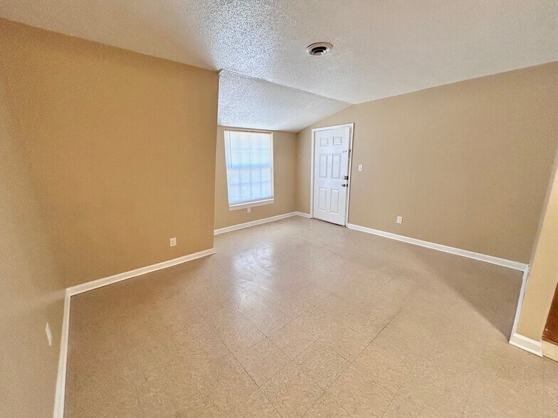 Building Photo - 206 Robin Ln