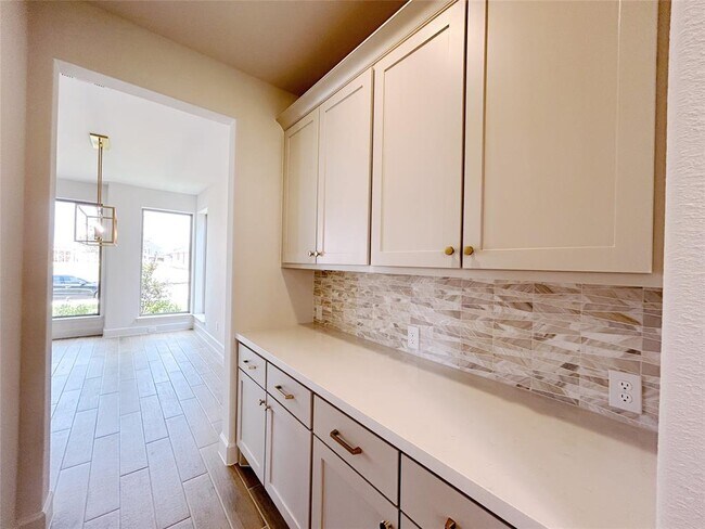 Building Photo - 5406 Holly Holw Ln