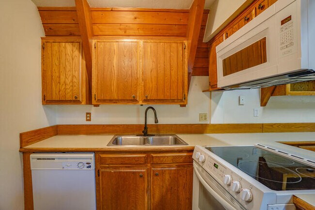 Building Photo - COUNTRY LIVING IN WASHOUGAL