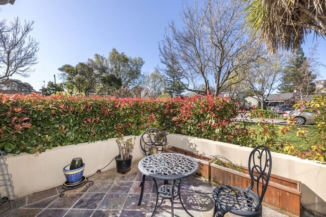 Building Photo - 5 Bed, 4.5 Bath Executive Home w/ Designer...
