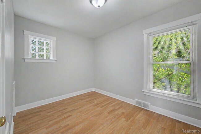 Building Photo - 1301 E Muir Ave