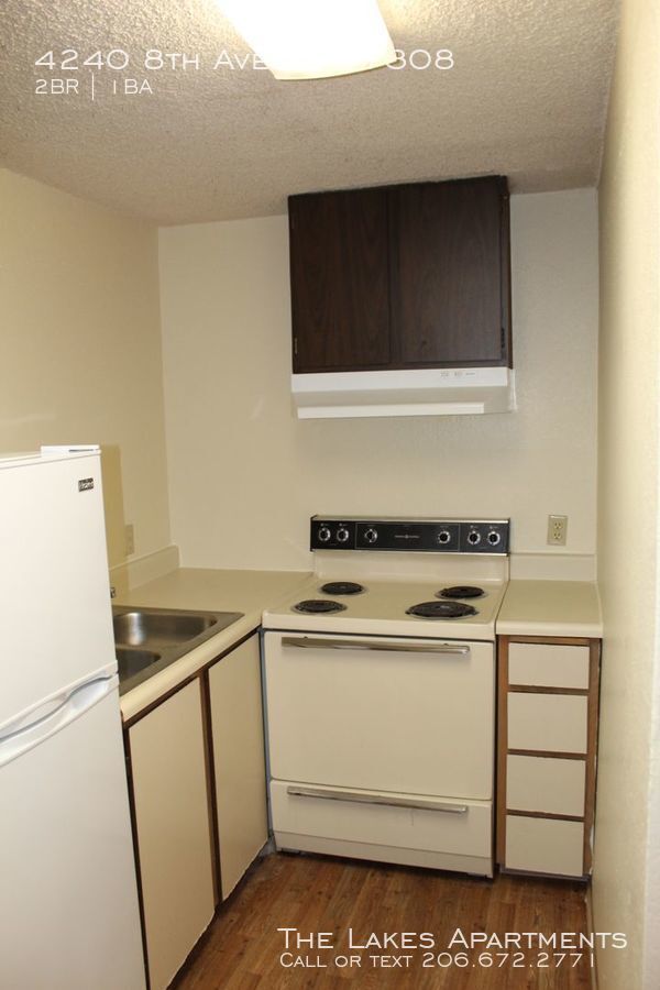 Building Photo - Walk to UW Campus!