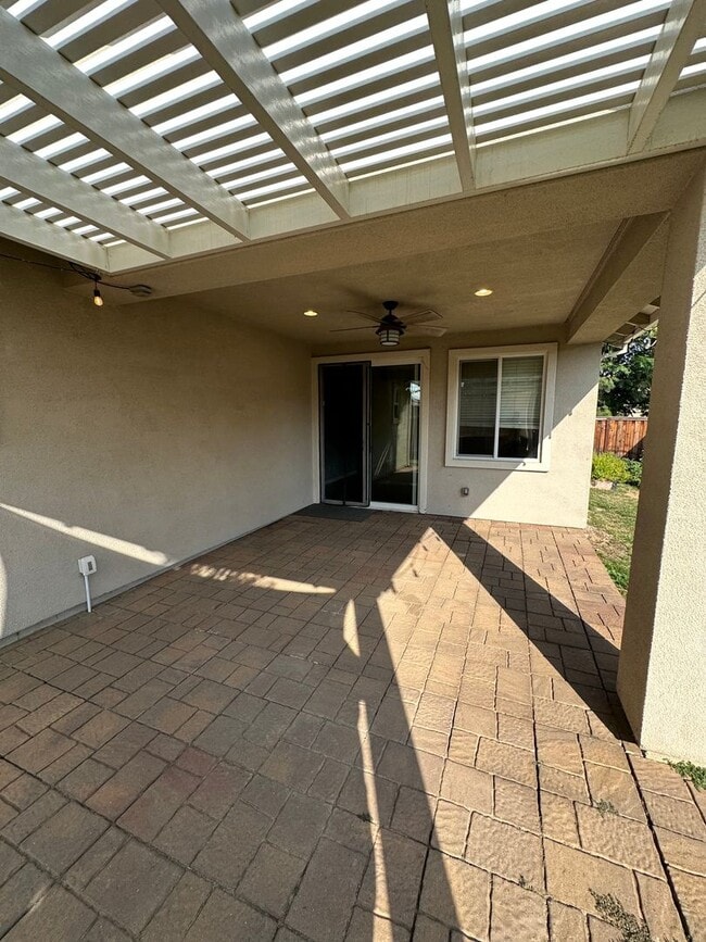 Building Photo - Beautiful 3 Bed 2 Bath House in a Great Lo...