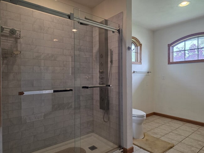 Building Photo - Multi generational Home New London