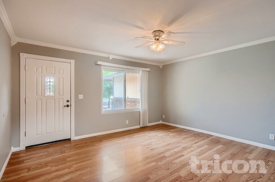 Building Photo - 2612 E Glade Ave