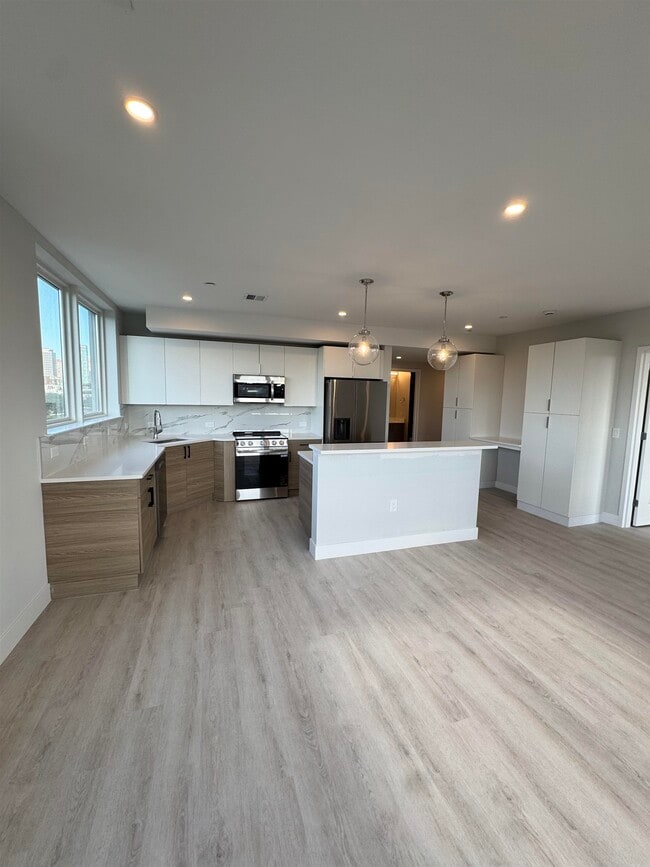 Building Photo - 40 Center St