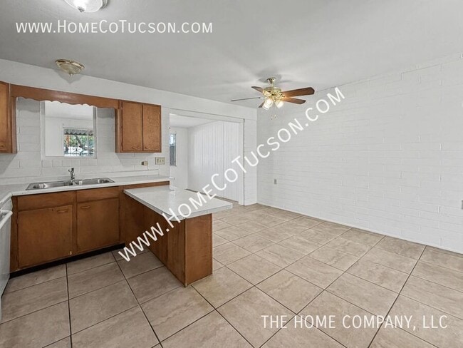 Building Photo - 1319 E Louisiana Dr