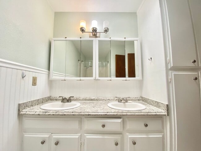 Building Photo - Charming 3 Bed 1 Bath Single Story Home