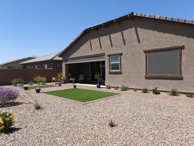 Building Photo - 3 Bedroom 2 Bathroom