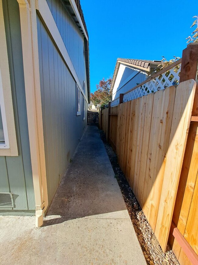 Building Photo - 143 Buttercup Cir