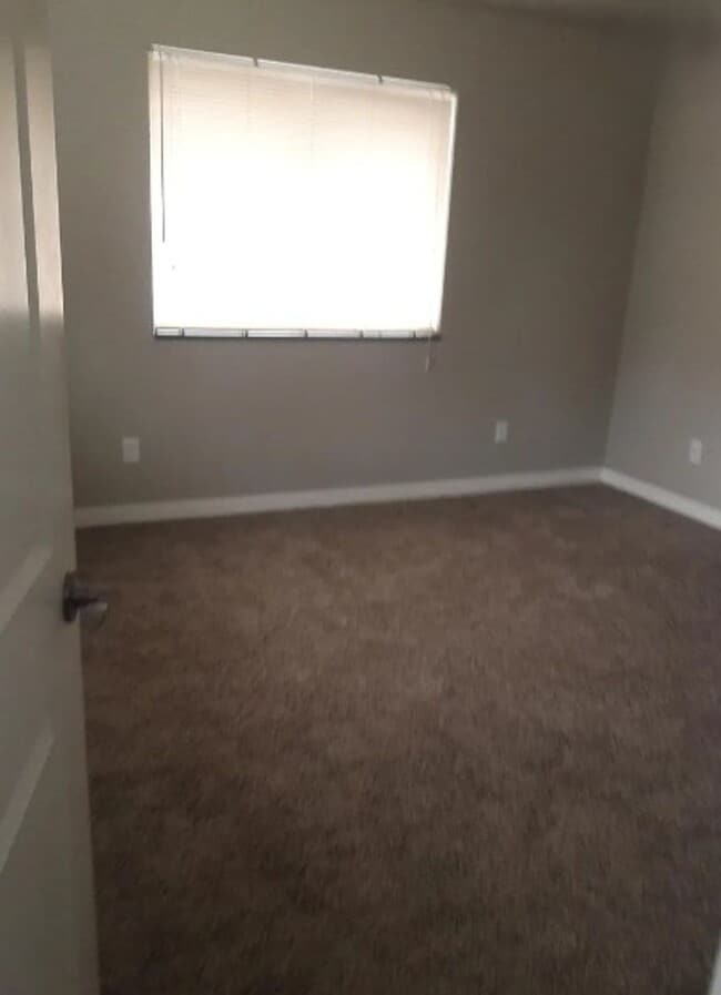 Building Photo - 7 Bedroom Available for Prelease in York Neighborhood!