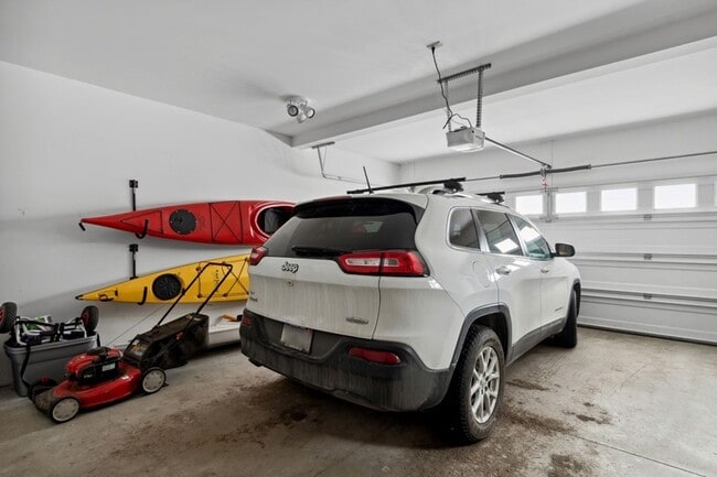 Building Photo - 3 bedroom, 2.5 bath townhome, close to Whitefish Lake State Park and the Golf Course