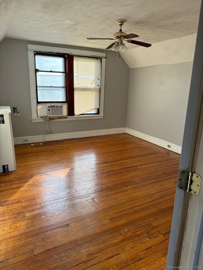 Building Photo - 458 Ridgefield Ave
