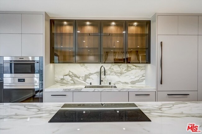 Building Photo - 100 S Doheny Dr