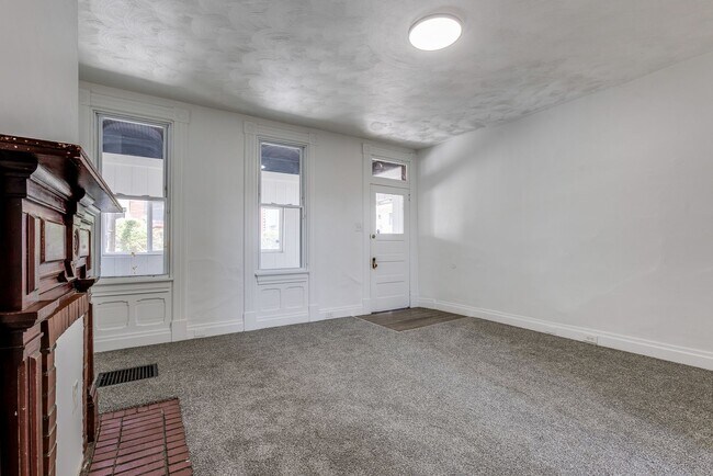 Building Photo - AVAILABLE NOW - Beautifully RENOVATED 3 Bedroom Home w/ TONS of Natural Light!