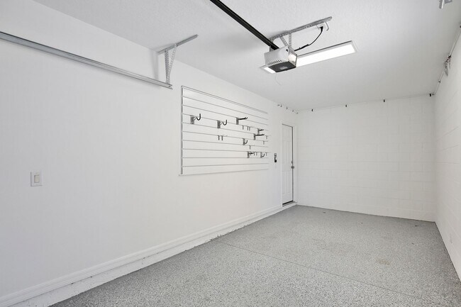 Building Photo - Modern 1/1 Spacious Apartment with 1 Car G...