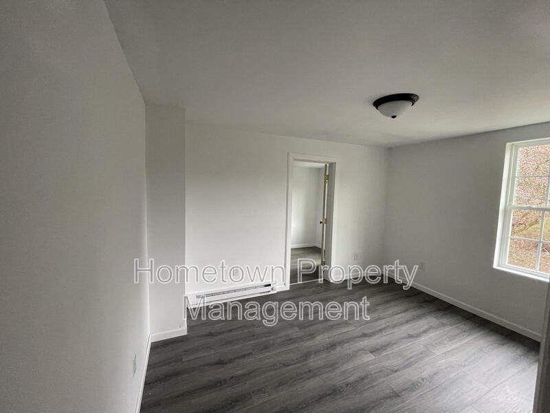 Building Photo - 252 River Rd