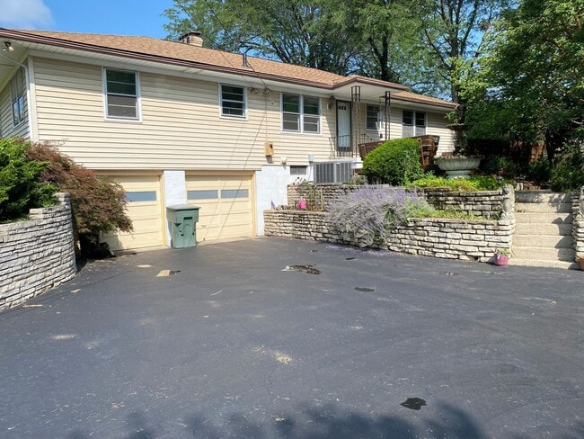 Building Photo - Charming 3 Bedroom, 3 Bathroom Ranch Home ...