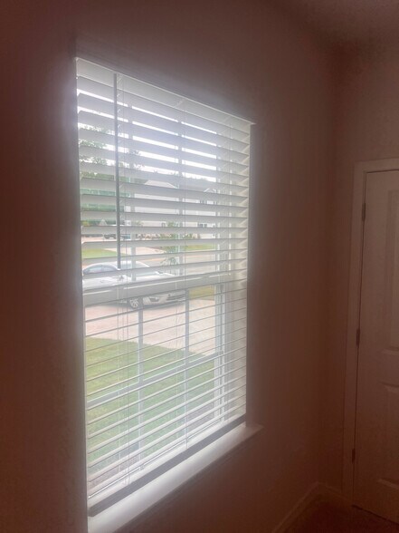 Building Photo - Room in House on Cramer Crk Dr