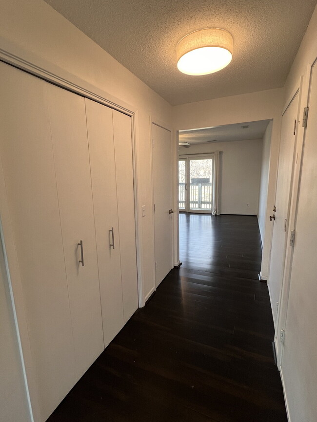 Building Photo - 2 Bedroom / 2 Bath Condo with 1,200 Square...