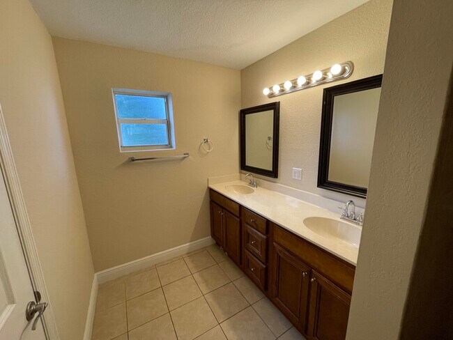 Building Photo - 1681 NW Palm Lake Dr