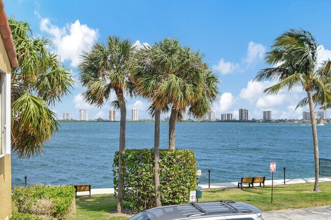 Building Photo - 1110 Lake Shore Dr