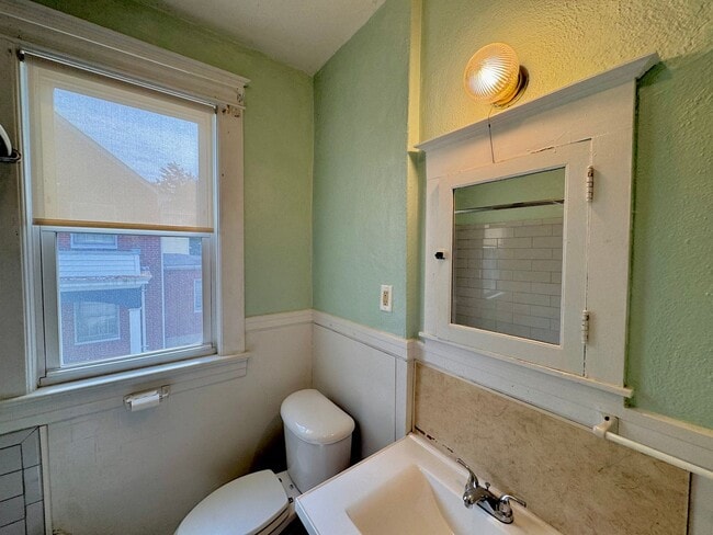 Building Photo - Charming Upstairs Apartment