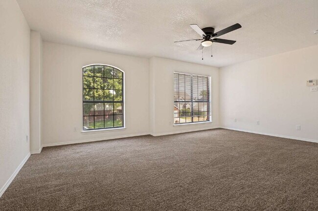 Building Photo - Completely Renovated Home in Arlington!