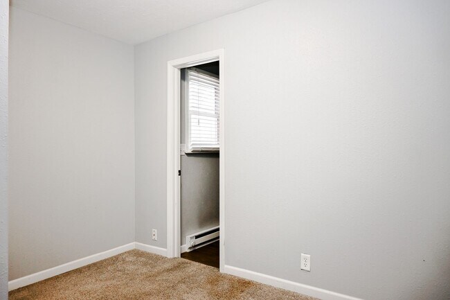 Building Photo - 95 4th Ave S