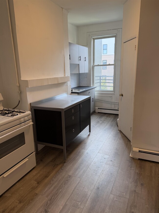 Building Photo - 630 Grand St