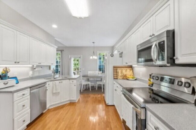 Building Photo - 190 Diamondhead Dr S