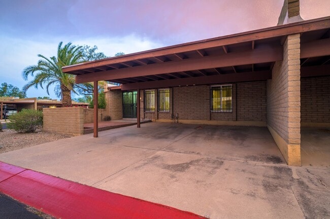 Building Photo - 510 W Cll Lago