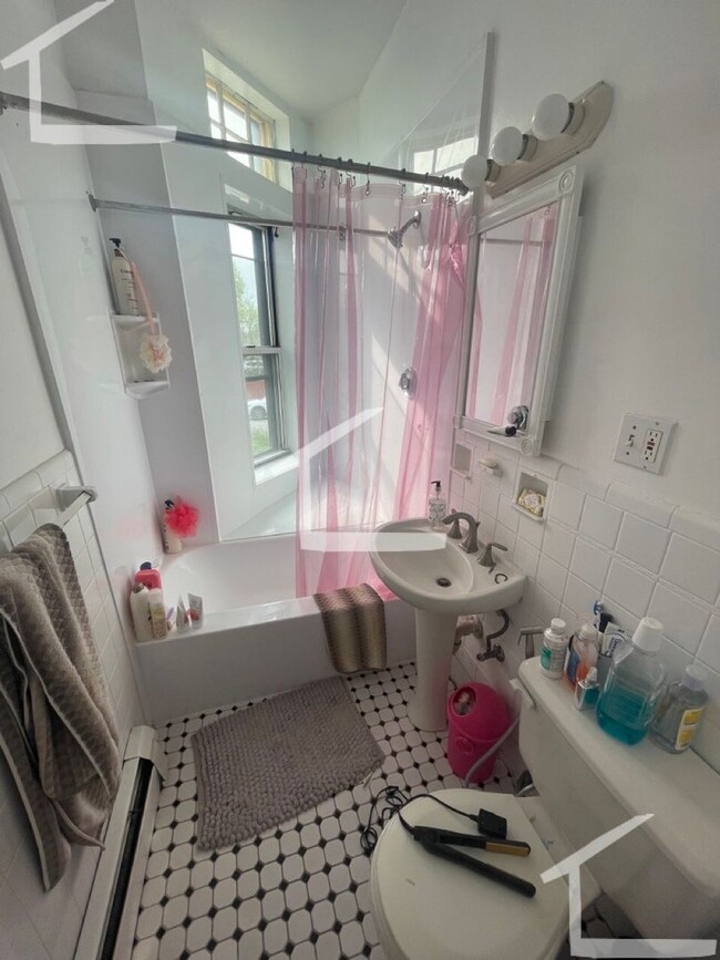 Building Photo - Cozy Studio! Heat & Hot Water Included!!