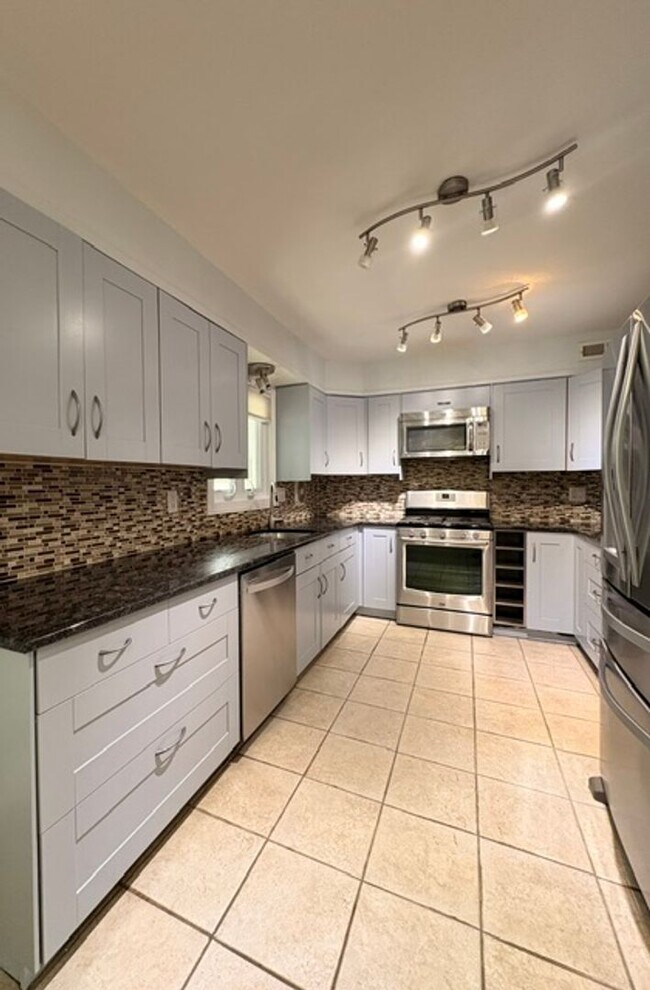 Building Photo - 9714 Admiralty Dr