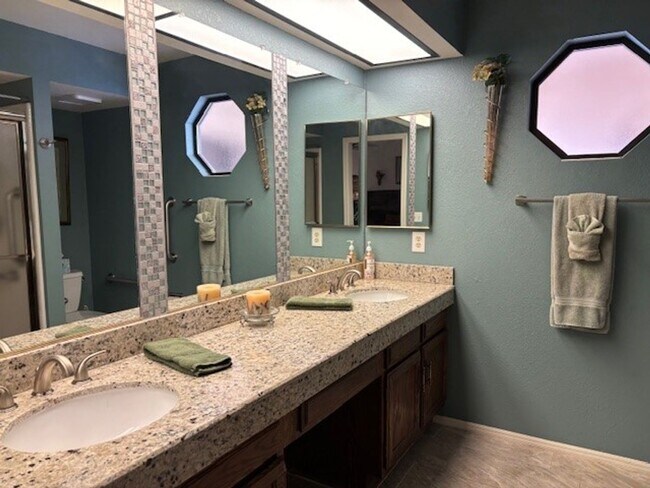 Building Photo - Welcome to this charming 2-bedroom, 2-bathroom home. Available April through October 2026!