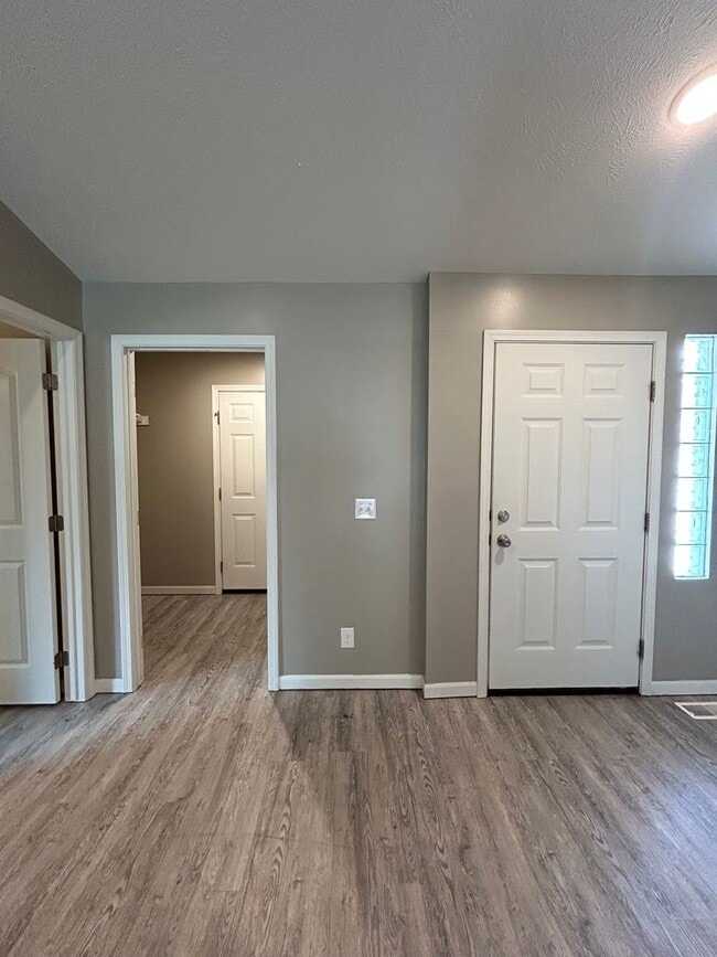 Building Photo - Spacious 4 Bedroom Duplex Near Village Pointe