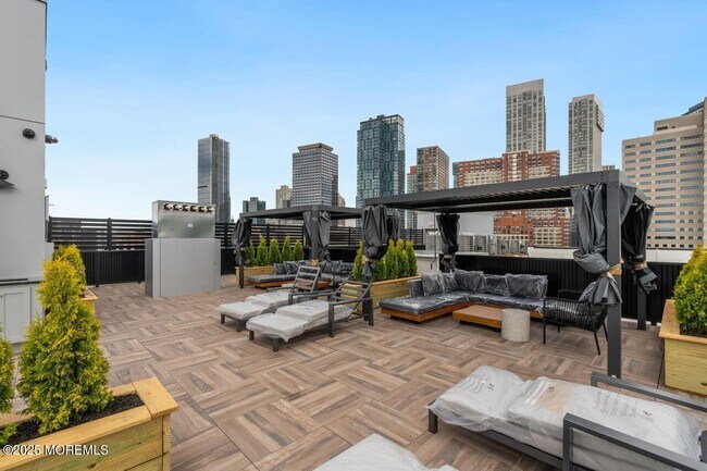 Building Photo - 139 Christopher Columbus Dr