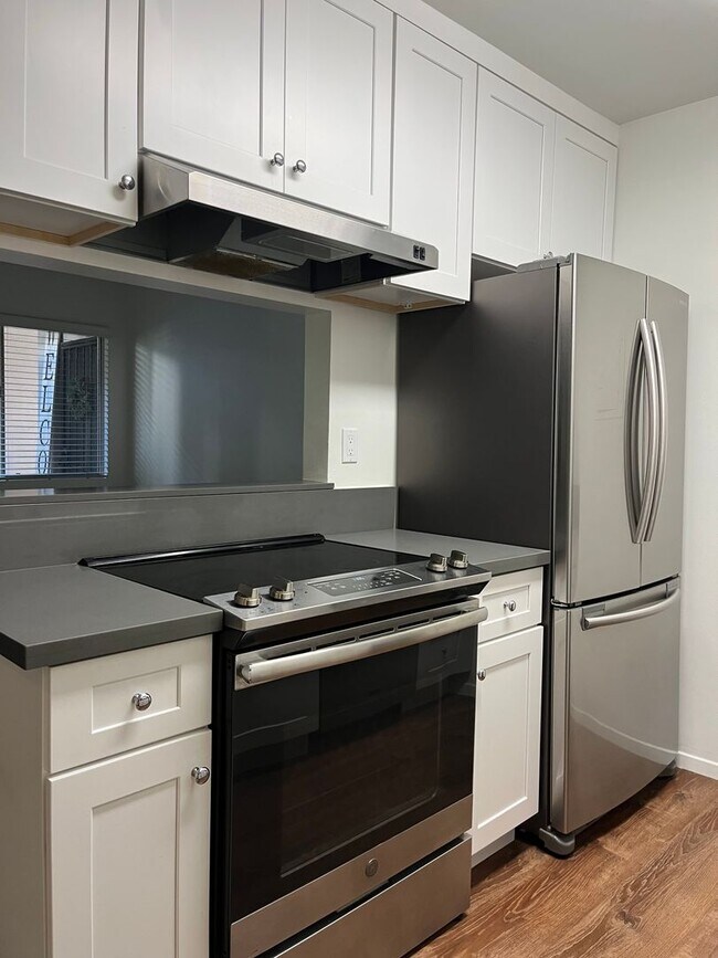 Building Photo - COZY LOWER 1BD/ 1 BATH - Free last month