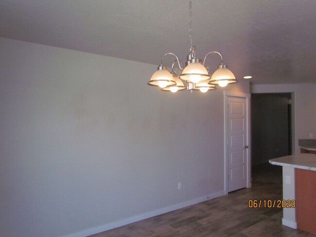 Building Photo - 3 Bed 2 Bath 1622 sqft RV Parking rent fre...