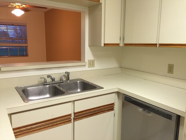 Building Photo - 2/2.5 corner unit Townhouse in Whisper Lake