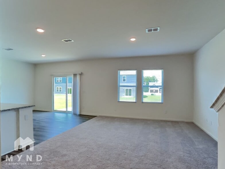 Building Photo - 1140 Centerview Dr