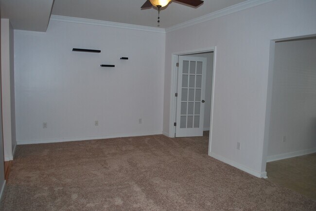Building Photo - -- AVAILABLE SOON!  SPACIOUS 3 BED 2.5 BAT...